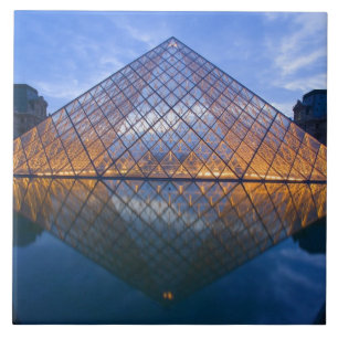 França, Paris. O Louvre no crepúsculo. Crédito