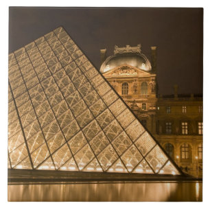 França, Paris. O Louvre no crepúsculo. Crédito 