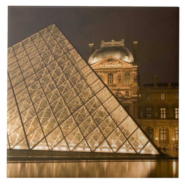 França, Paris. O Louvre no crepúsculo. Crédito 2 (Frente)