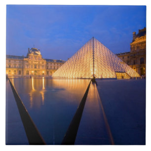 França, Paris. O museu do Louvre ao crepúsculo.