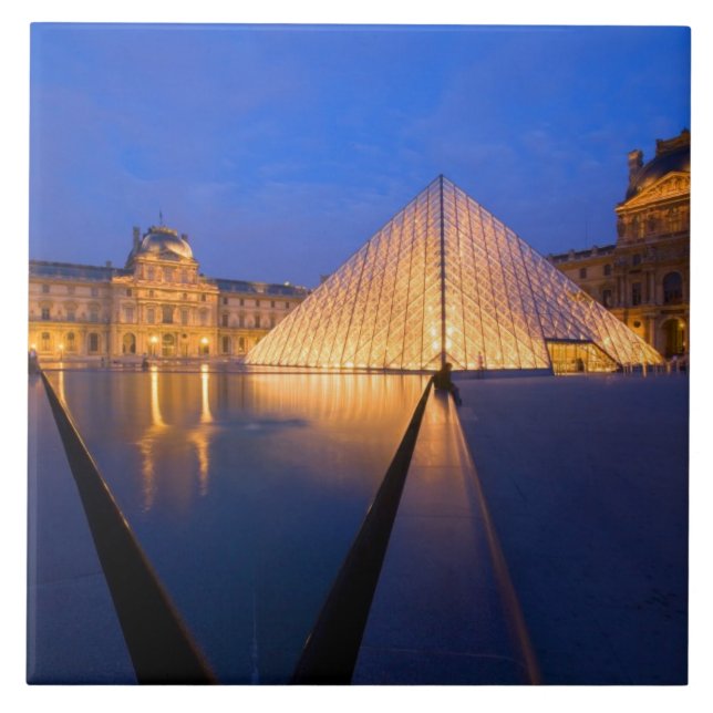 França, Paris. O museu do Louvre no crepúsculo. (Frente)