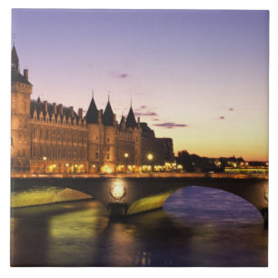 França, Paris, Rio Sena e Conciergerie em