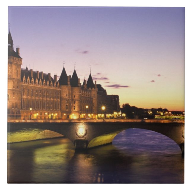 França, Paris, Rio Sena e Conciergerie em (Frente)