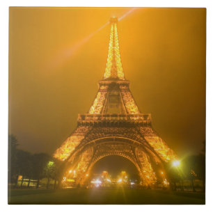 França, Paris. Torre Eiffel iluminada às 3