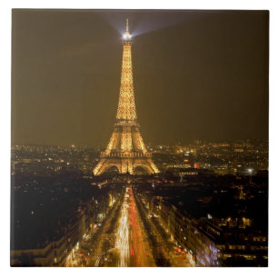 França, Paris. Vista noturna da Torre Eiffel