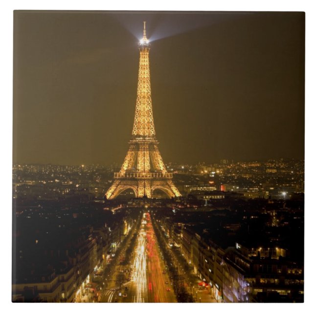 França, Paris. Vista noturna da Torre Eiffel (Frente)