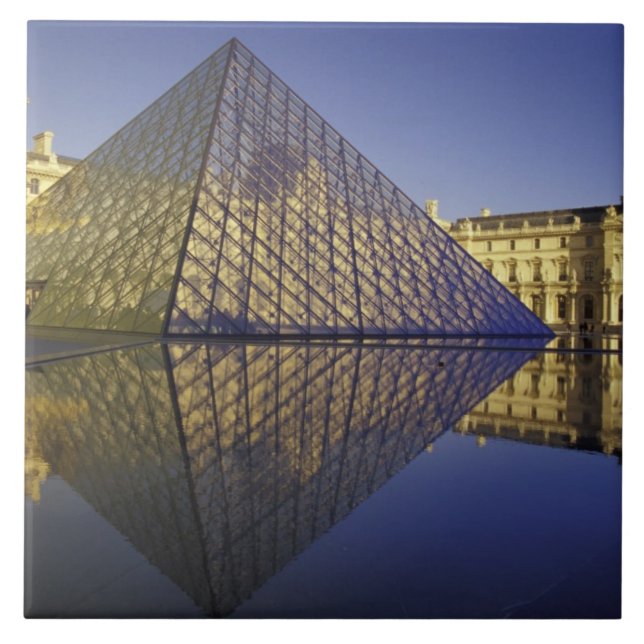 FRANÇA, Reflexão Paris, Pirâmide. O Louvre (Frente)