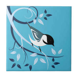 Frango com tampão preto na ramificação da árvore