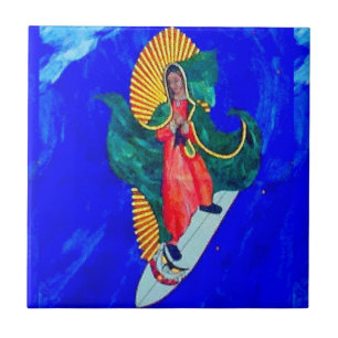 freira de surfe no azulejo de onda azul