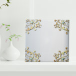 Fronteira de Filigrana Barroca com Ornamentado Dou<br><div class="desc">Um belo azulejo de cerâmica decorativa, exuberando elegância através de um design captivador. Uma sofisticada fronteira falsa de ouro enfeita graciosamente a periferia, delicadamente acentuada por gemas de turquesa mesmerizantes. Colocado contra um pano de fundo metálico prateado lustroso, este azulejo expele o alento do eterno, fazer-o como uma adição perfeita...</div>