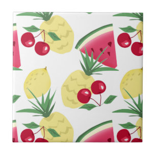 Frutas brilhantes e bagas em branco.