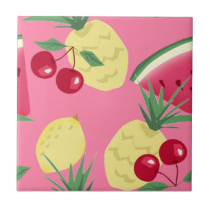 Frutas suculentas num fundo rosa-vermelho.