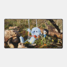 Fubby monster op de schommel.