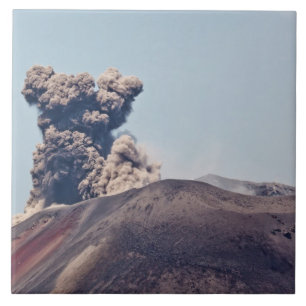 Fumaça escapando do vulcão ativo Anak Krakatau