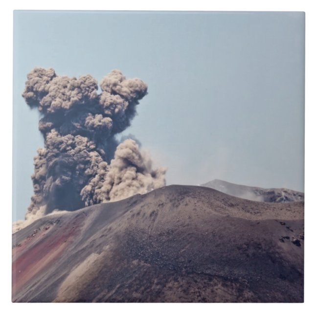 Fumaça escapando do vulcão ativo Anak Krakatau (Frente)