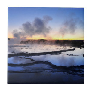 Fumo do geyser no por do sol