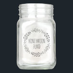 Fundo Honeymoon Mason Jar<br><div class="desc">Este jarro de mason é perfeito para o noivo que economiza casal para a lua de mel. Use para si mesmo ou mostre no seu casamento uma maneira criativa de os hóspedes darem presentes.</div>
