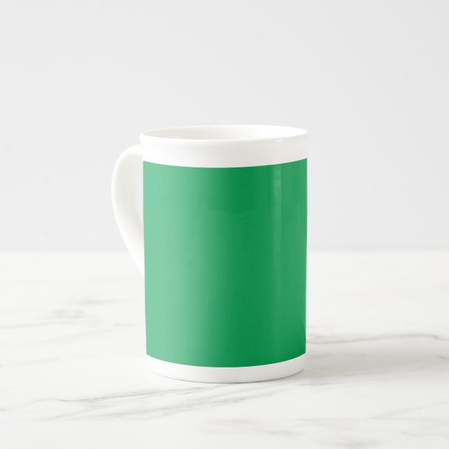Fundo verde de gramíneas em uma caneca (Frente Esquerda)