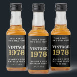 Funny Vintage 50º Aniversário Negro<br><div class="desc">Mídia negra e dourada etiquetas de garrafas de licor para seus 50º favores de festa de aniversário. Personalize "Tome uma Foto, Ele Ainda Está Quente" e "Vintage", se desejado, o ano em que foi nascer, o seu nome e a data.</div>
