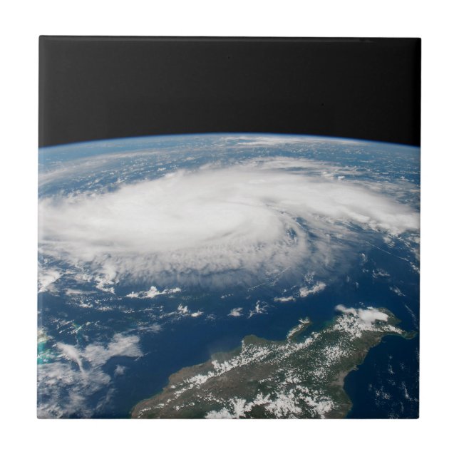 Furacão Dorian Sobre O Oceano Atlântico. (Frente)