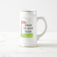 Furo do golfe em uma caneca de cerveja