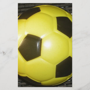 Futebol amarelo e preto.