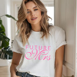 Futuro Sra. | Noiva<br><div class="desc">Este design do casamento apresenta um texto elegante "A futura Sra." em tipografia rosa. Projetado pelo Evco Studio www.zazzle.com/store/evcostudio #noiva #casamento #mrs #roupas #roupa #presentes #nofiança #noivado #casado #casado #casamento #elegante #na moda #moderna #tendências #estilo #design #designer #popular #bestseller #bestseller</div>