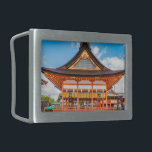Gai-Haiden, santuário de Fushimi Inari-Taisha, Kyo<br><div class="desc">Gai-Haiden (corredor do culto exterior de muros abertos) com um telhado de quadril e cintilação coberto por um latido ciprestes que foi designado como uma propriedade cultural importante. As lanternas de ferro penduradas nas ondas retratam os doze sinais do zodíaco. O Gai-Haiden foi construído pela primeira vez em 1589, e...</div>