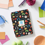 Gamer Monogrammed do teste padrão do partido do<br><div class="desc">Caso Monogrammed do iPad do Gamer do teste padrão do partido do jogo de vídeo dos miúdos. Personalize com nome e inicial. Um teste padrão dos fones de ouvido,  dos controladores do jogo de vídeo,  do sorvete,  das rosquinhas,  da pizza,  das batatas fritas e dos hamburgueres. www.SamAnnDesigns.com</div>