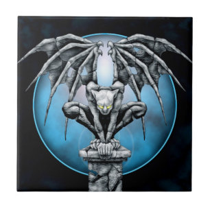 Gárgula de pedra com lua azul