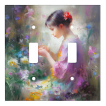 Garota admirando uma flor em suas mãos