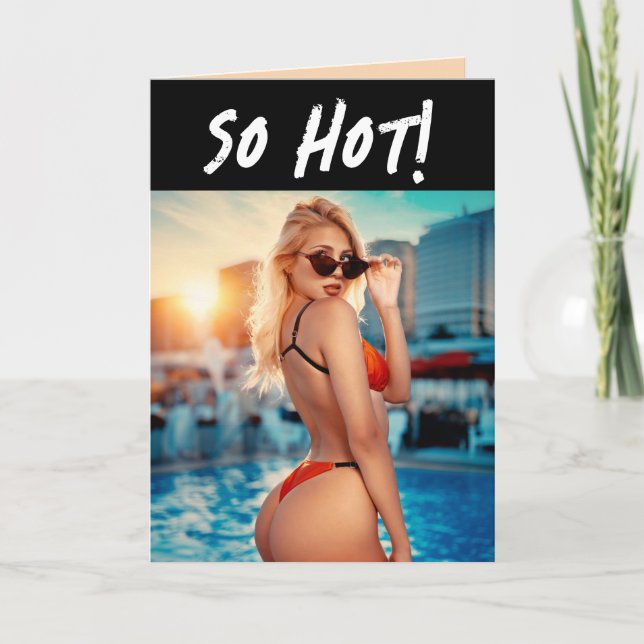 GAROTA BIKINI ENGRAÇADA SOBRE O CARTÃO DE ANIVERSÁ (Frente)