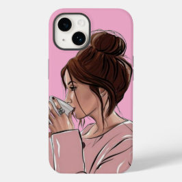 Garota Chic com Coque Desgrenhado Bebendo Café Ros
