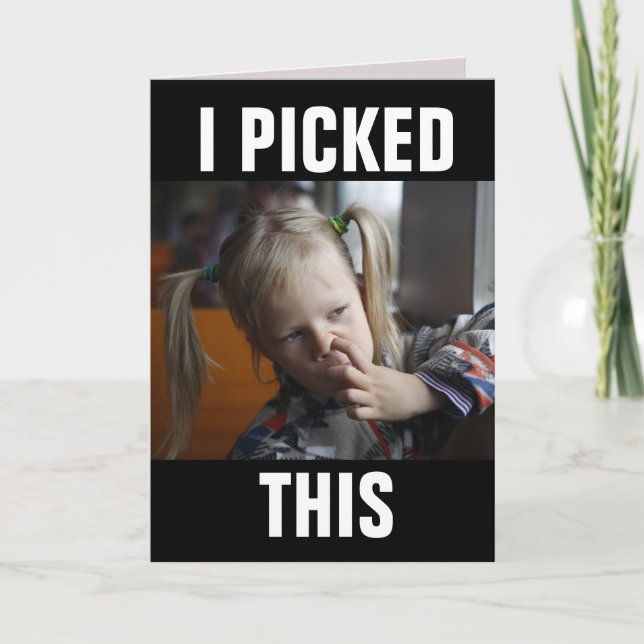 GAROTA ESCOLHENDO CARTÕES DE ANIVERSÁRIO GRANDES (Frente)