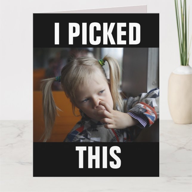 GAROTA ESCOLHENDO CARTÕES DE ANIVERSÁRIO GRANDES (Frente)