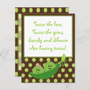 Garota gêmea em um convite para Chá de fraldas de 