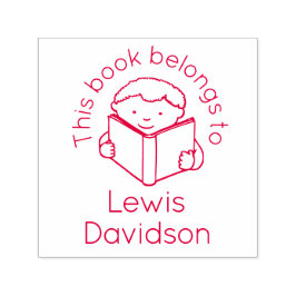 Garoto lendo livro nome crianças carimbo de biblio