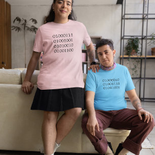 Garoto na Camiseta de código binário