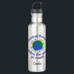 Garrafa A fisioterapia faz o mundo ir circularmente<br><div class="desc">A pinta faz o mundo ir em volta da garrafa do bebendo com seu texto feito sob encomenda na parte inferior. Um presente bonito da fisioterapia para seu fisioterapeuta favorito. Caracteriza um grupo de pessoas que guardara as mãos em torno da terra azul e verde do planeta. Vindo junto fazer...</div>