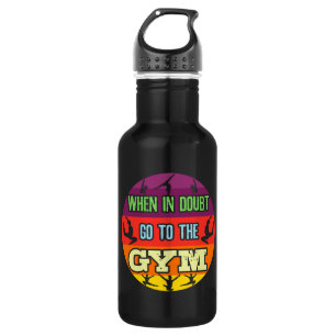 Garrafa A ginástica feminina em dúvida vai à academia