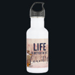 Garrafa A vida é melhor nas citações do país com lata<br><div class="desc">Uma garrafa de água com um design rústico. Uma lata de leite velho e velho. Trigo e papoilas vermelhas desbotadas no fundo colocadas sobre um painel de madeira esmaecido. Madeira é apenas uma imagem,  não real. Texto diz que a vida é melhor no país.</div>