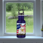Garrafa Águia Balda em frente à Arte Patriótica da Bandeir<br><div class="desc">A mão desenhou a águia careca com uma arte patriótica de bandeira americana.</div>