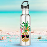 Garrafa Aloha Tropical Havaiana Pineapple<br><div class="desc">Fique legal e hidratado com esta garrafa de água personalizada tropical apresentando um abacaxi feliz vestindo óculos de sol e uma saudação havaiana "Aloha" em cores de verão (rosa, coral, laranja, turquesa). Perfeito por um dia na praia, no trabalho, de volta à escola, ginástica e viagem. Arte da KL Stock....</div>