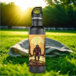 Garrafa Arte Retroativa Sasquatch Bigfoot<br><div class="desc">Retro Pé Grande ou Sasquatch parado em uma rocha em frente aos pinheiros e um pôr do sol das montanhas. Feito em cores antigas,  laranja,  amarelo e castanho.</div>
