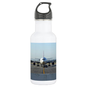Garrafa Avião no aeroporto com o céu azul no fundo