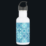 Garrafa azulejos ornamentados em azul e branco<br><div class="desc">Vários azulejos pintados à mão com elementos florais</div>