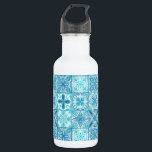 Garrafa azulejos ornamentados em azul e branco<br><div class="desc">Vários azulejos pintados à mão com elementos florais</div>
