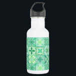 Garrafa azulejos ornamentados em verde e branco<br><div class="desc">Vários azulejos pintados à mão com elementos florais</div>