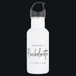Garrafa Bachelorette | Bridesmaid de Script Minimalista Mo<br><div class="desc">Este design personalizado de Festa de solteira apresenta uma tipografia escrita à mão. Você pode personalizar facilmente o nome da noiva,  a data,  o nome do bridemaid ou a sua mensagem personalizada! O perfeito acessório elegante para um fim de semana de festa de solteira ou solteira!</div>