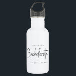 Garrafa Bachelorette | Bridesmaid de Script Minimalista Mo<br><div class="desc">Este design personalizado de Festa de solteira apresenta uma tipografia escrita à mão. Você pode personalizar facilmente o nome da noiva,  a data,  o nome do bridemaid ou a sua mensagem personalizada! O perfeito acessório elegante para um fim de semana de festa de solteira ou solteira!</div>